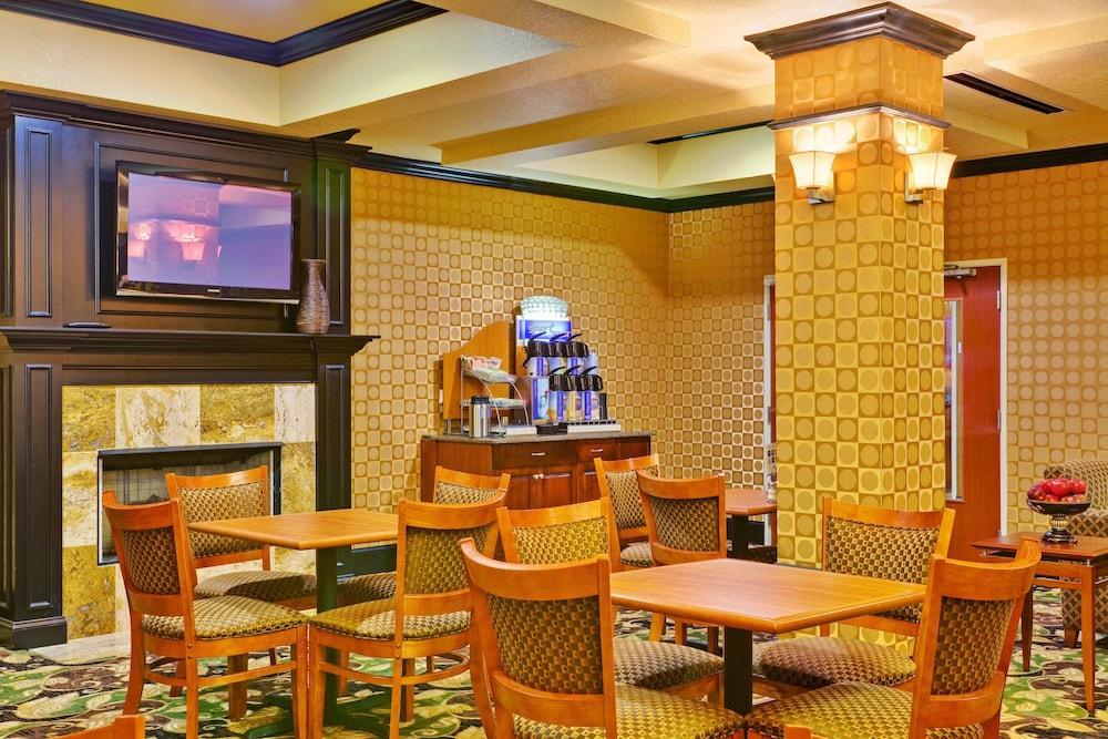 Holiday Inn Express Mccomb By Ihg Экстерьер фото