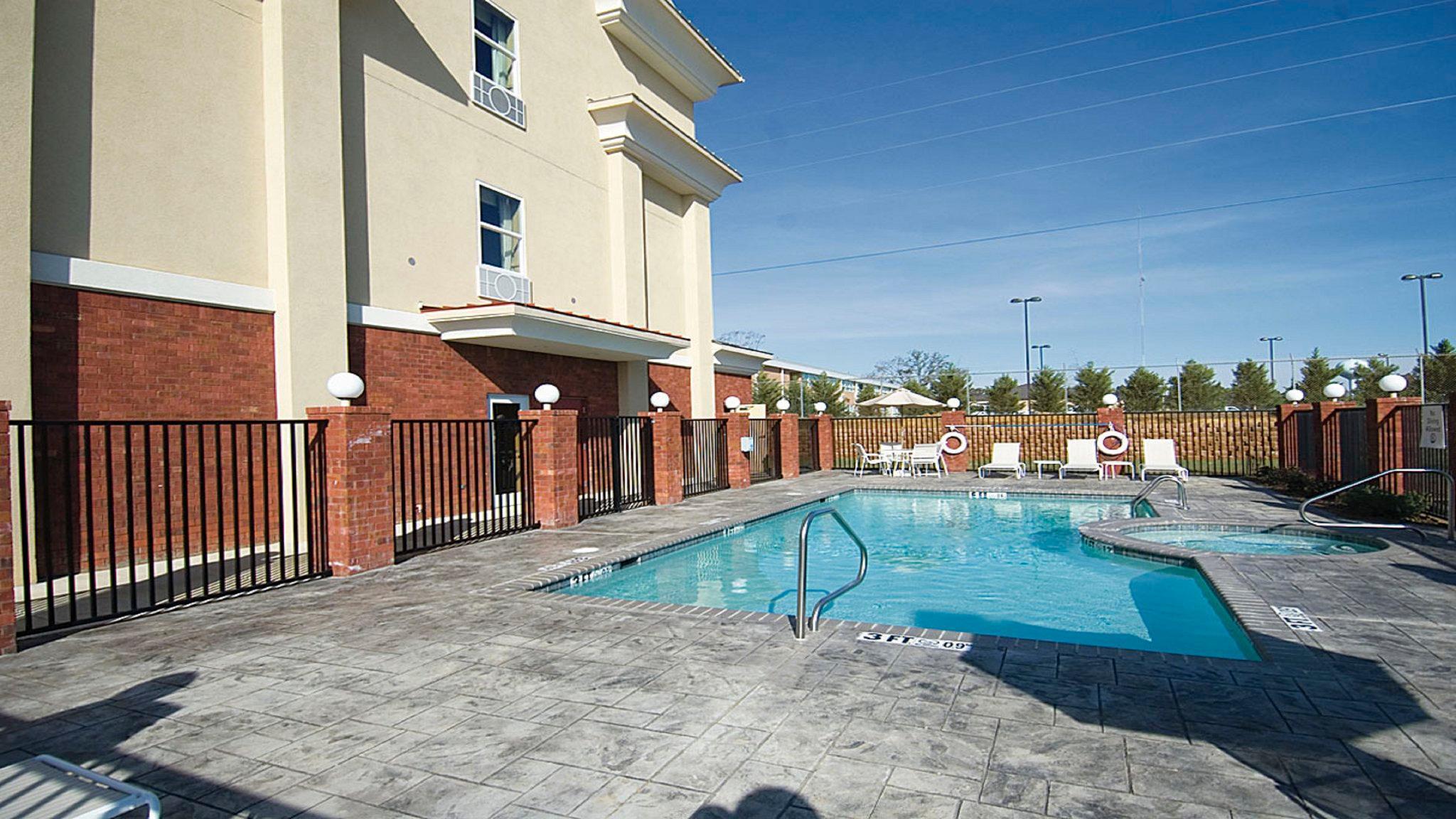Holiday Inn Express Mccomb By Ihg Экстерьер фото