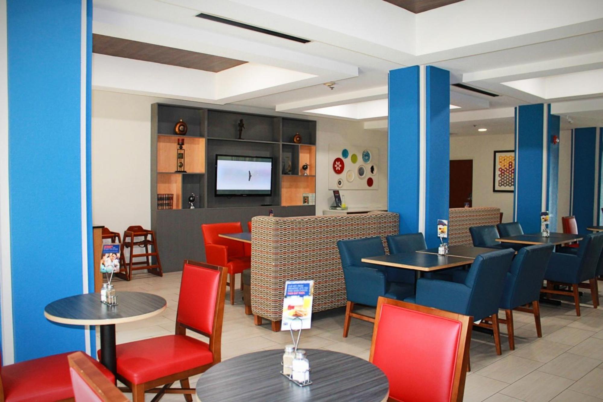 Holiday Inn Express Mccomb By Ihg Экстерьер фото