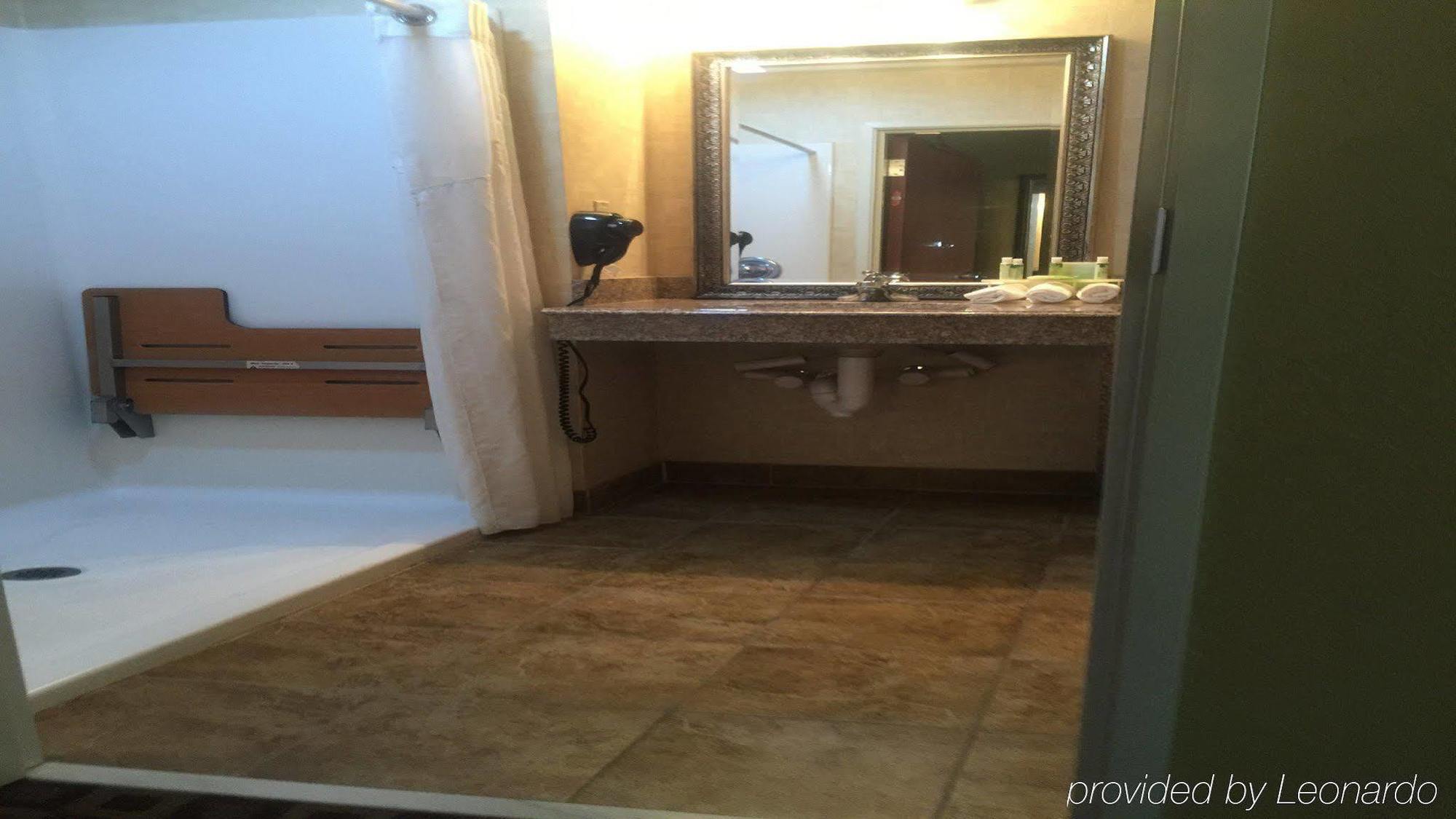 Holiday Inn Express Mccomb By Ihg Экстерьер фото